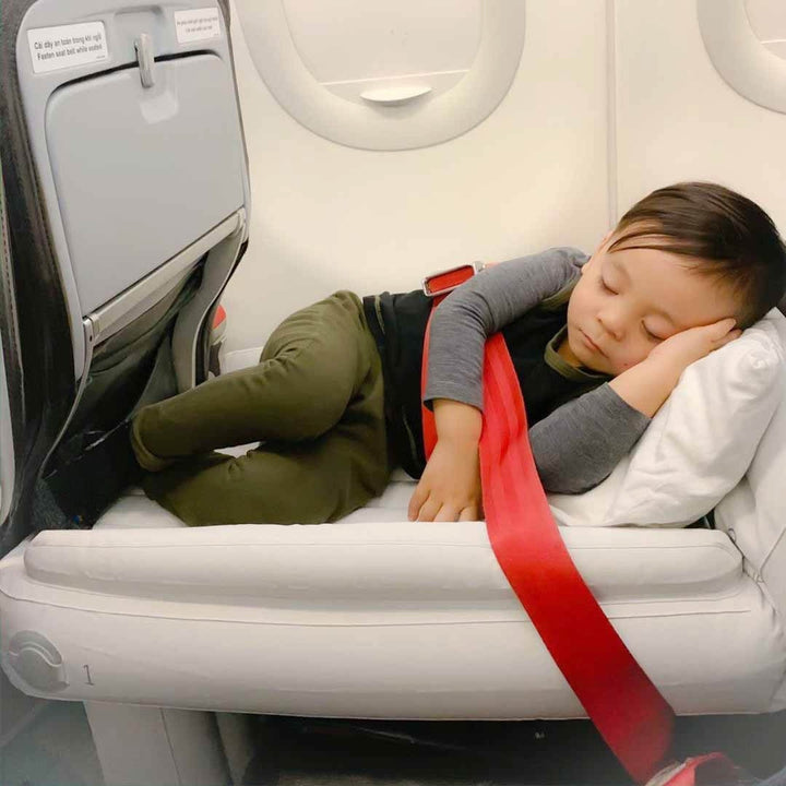 Kinder Reisematratze im Flugzeug für erholsamen Kinderschlaf. Bequemes Reisebett, ideal für lange Flugreisen.