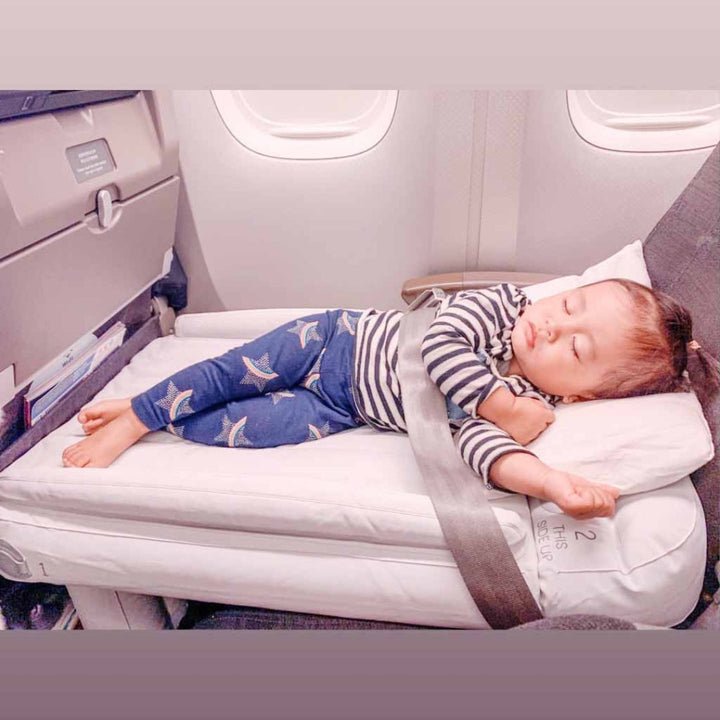 Kinder Reisematratze mit Zubehör: Pumpe & Tragetasche. Einfach aufzubauen für sofortigen Reise-Komfort.