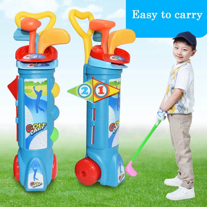 Kleiner Golfer übt mit dem bunten Kinder Golf-Übungsset, verbessert die Koordination spielerisch.