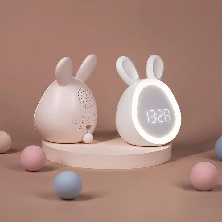Praktischer LED Kinderwecker mit Nachtlicht und niedlichem Hasen-Design, einfach zu bedienen im Kinderzimmer.