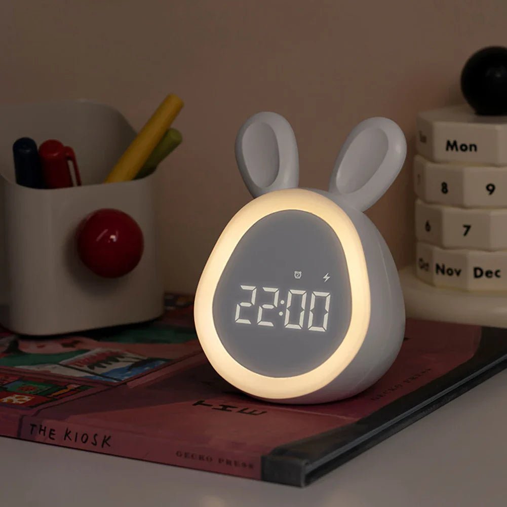 Freundlicher Hasen-Wecker mit LED Nachtlicht sorgt für Gemütlichkeit und Sicherheit im Kinderzimmer.