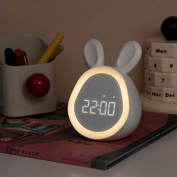 Freundlicher Hasen-Wecker mit LED Nachtlicht sorgt für Gemütlichkeit und Sicherheit im Kinderzimmer.