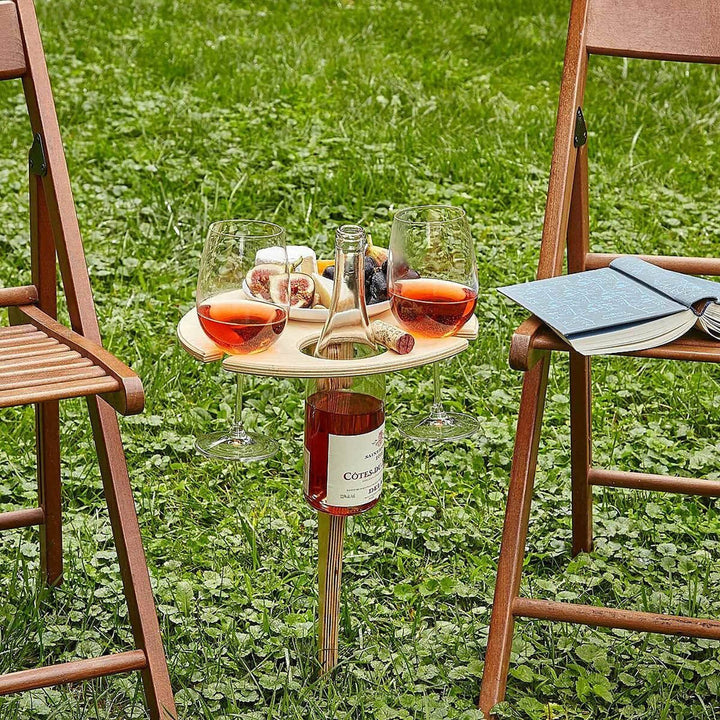 Portabler Klapp-Weintisch aus Holz für unterwegs. Ideal für Picknick, Camping & Strand. Praktisches Weinzubehör.