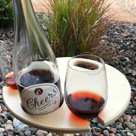 Praktischer Wein-Picknicktisch mit sicherem Glashalter, klappbar für entspannten Outdoor-Genuss.