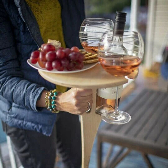Robuster Outdoor Klapptisch mit Weinhalter, hellbraun, ideal als Camping Zubehör für Picknicks.