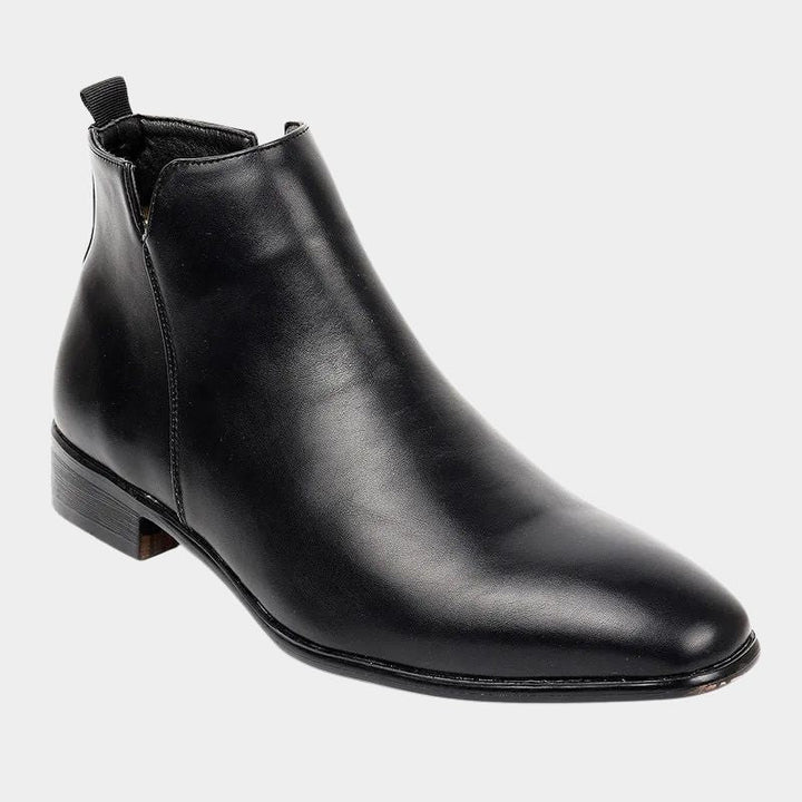 Robuste braune Herrenstiefel im klassischen Retro-Stil, bieten optimalen Komfort und festen Halt.