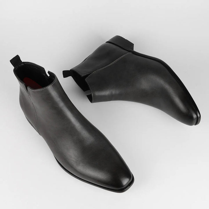 Zeitlose braune Herren-Retro-Stiefel mit bequemem seitlichem Reißverschluss für einfaches Anziehen.