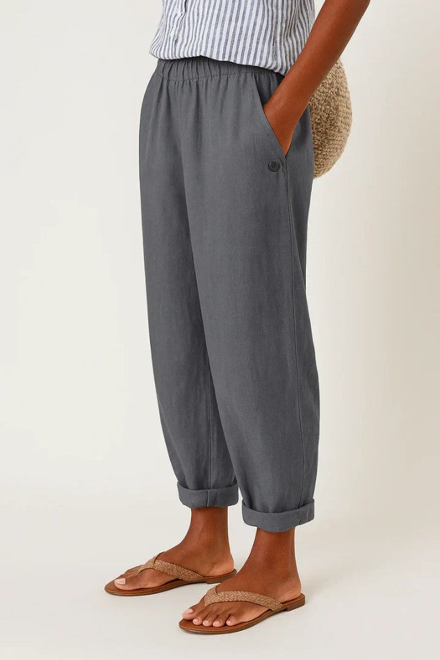 Zeitlose klassische Damenhose mit bequemer Passform und hohem Tragekomfort.