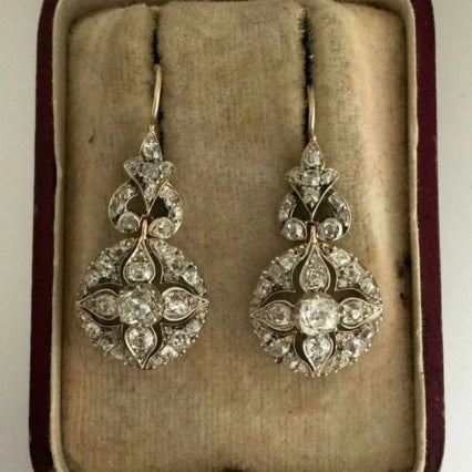 Elegante klassische Ohrringe für Damen. Vielseitiger Ohrschmuck für jeden Anlass. Zeitloses Accessoire.