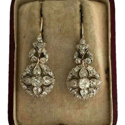 Zeitlose und klassische Ohrringe für Damen. Eleganter Damenschmuck, der Langlebigkeit und Stil verspricht.