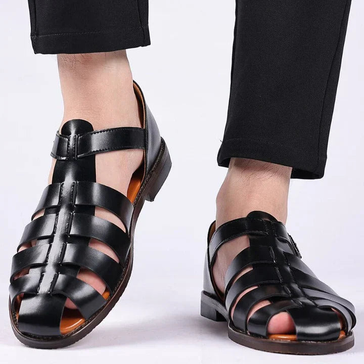 Klassische, elegante Herren Ledersandalen für optimalen Komfort und Stil im Sommer. Ideal für Freizeit und Strand.