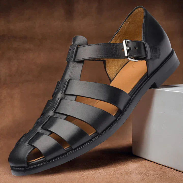 Komfortable Herren Ledersandalen mit atmungsaktivem Design. Klassische Freizeitschuhe für entspannte Sommertage.