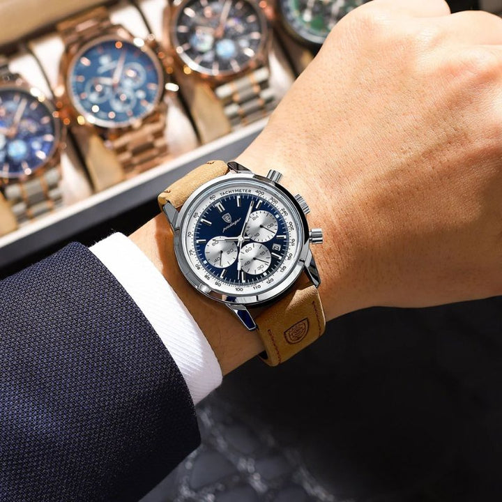 Detailansicht des präzisen Zifferblatts der eleganten Herren Chronograph Uhr mit Stoppfunktion.