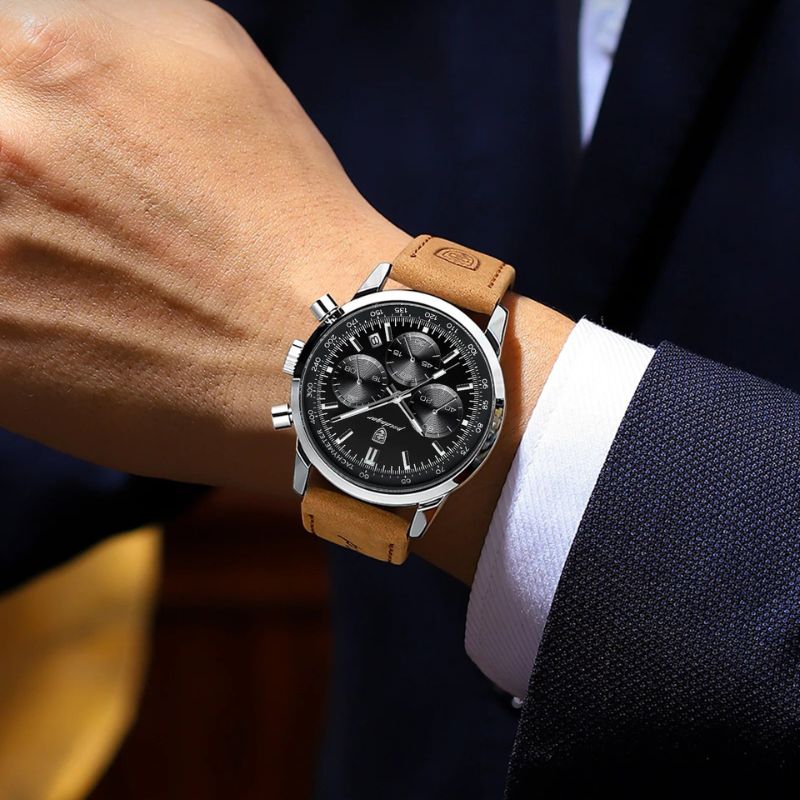 Nahaufnahme eines Mannes, der die klassische Herren Chronograph Armbanduhr am Handgelenk trägt.