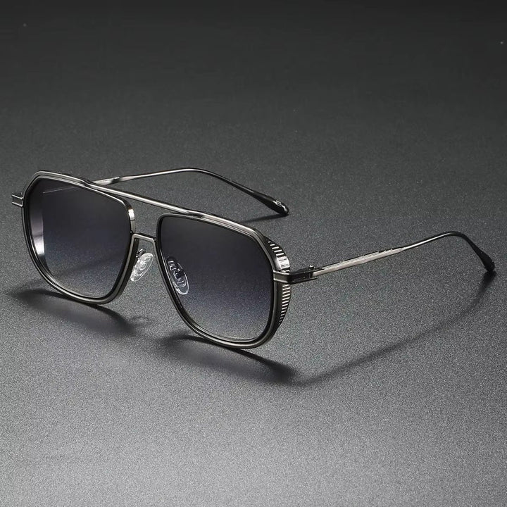 Robuste Herren Pilotenbrille mit bequemem Metallgestell und schützendem Verlaufsglas für optimalen Tragekomfort.