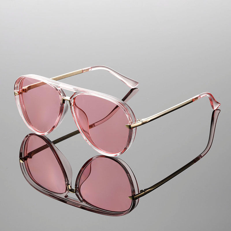 Elegante Herren Sonnenbrille Pilotenstil mit grün getönten Gläsern, Metallgestell.