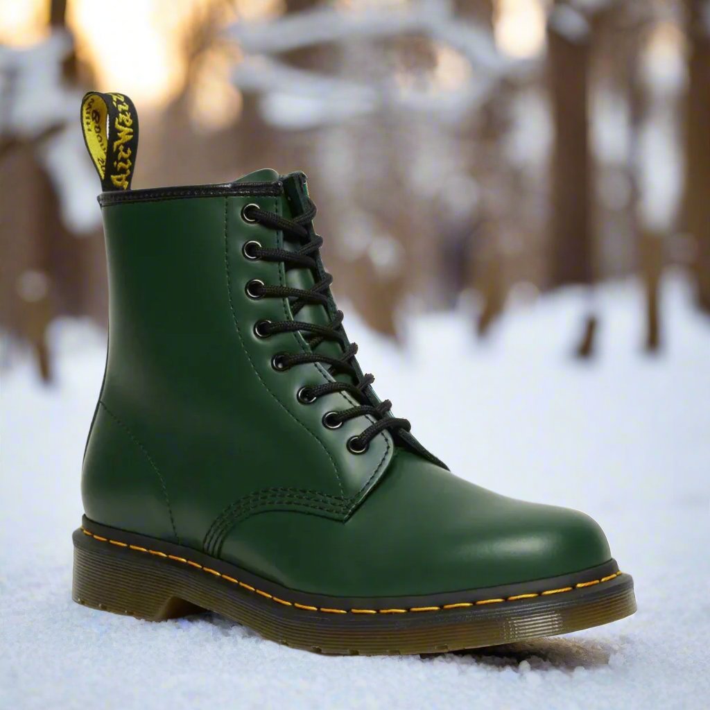 Weiße Herren Schnürstiefel, komfortabel gepolstert. Klassische Alltagsstiefel für elegante Business-Looks.