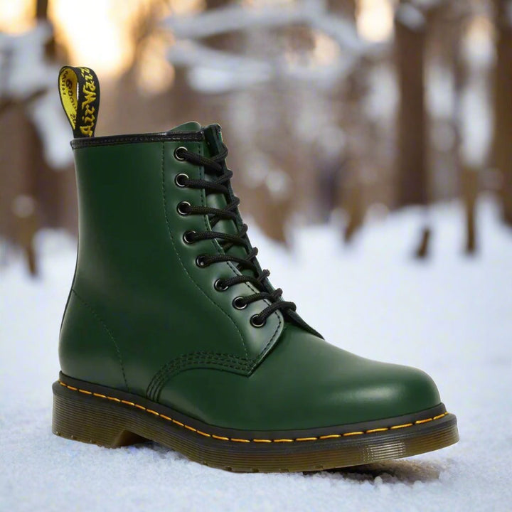 Weiße Herren Schnürstiefel, komfortabel gepolstert. Klassische Alltagsstiefel für elegante Business-Looks.