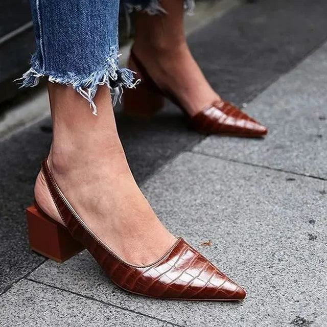 Klassische schwarze Damen Pumps mit bequemem Absatz. Elegante Komfortschuhe für Büro, Abend & Alltag.