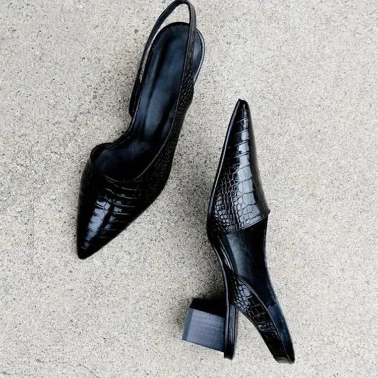 Detailaufnahme klassischer Damen Pumps in Braun. Komfortable Absatzschuhe für den ganzen Tag, elegant & vielseitig.