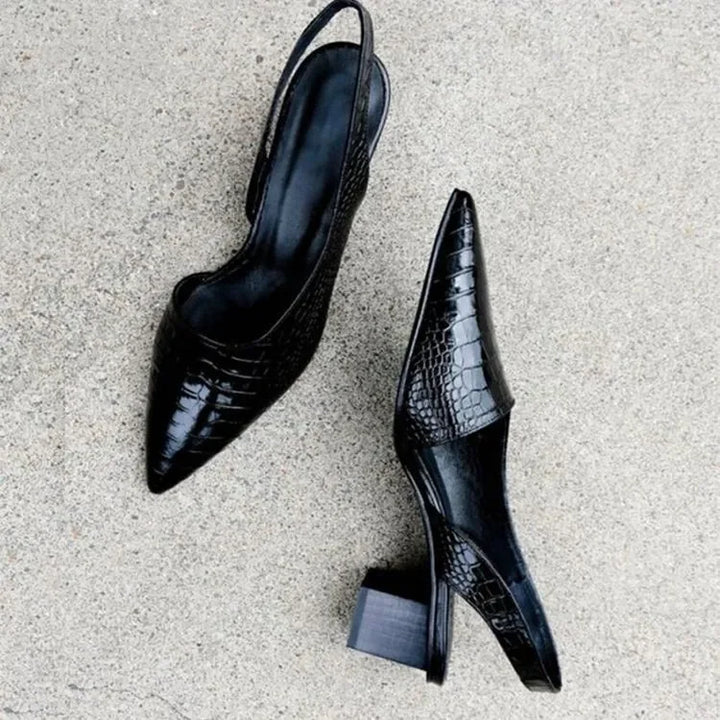 Detailaufnahme klassischer Damen Pumps in Braun. Komfortable Absatzschuhe für den ganzen Tag, elegant & vielseitig.