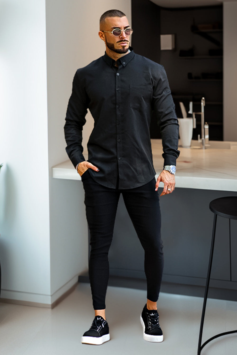 Bequeme schwarze Herren Stoffhose für Alltag und besondere Anlässe, bietet optimalen Tragekomfort.