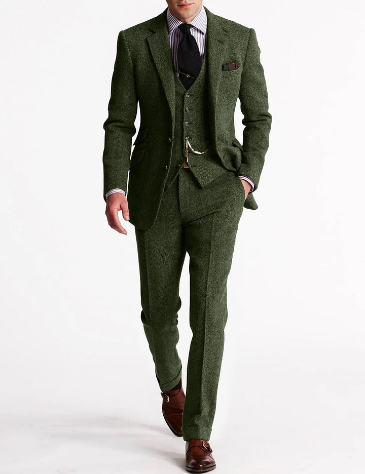 Eleganter grüner Herren Dreiteiler aus Tweed, perfekt für festliche Anlässe und stilvolle Business-Looks.