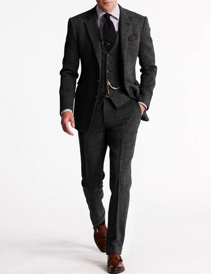 Herren Tweed Dreiteiler in Braun: Sakko, Weste, Hose. Klassischer eleganter Anzug für Business und festliche Mode.