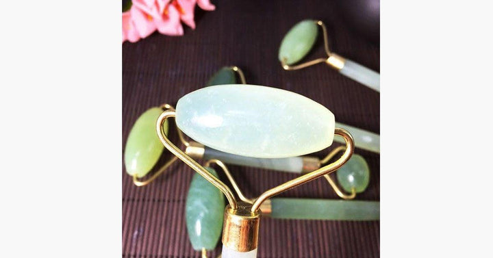 Eleganter Jade-Gesichtsroller für Gesichtsmassage, Lymphdrainage und umfassende Hautverjüngung. Schönheitspflege.