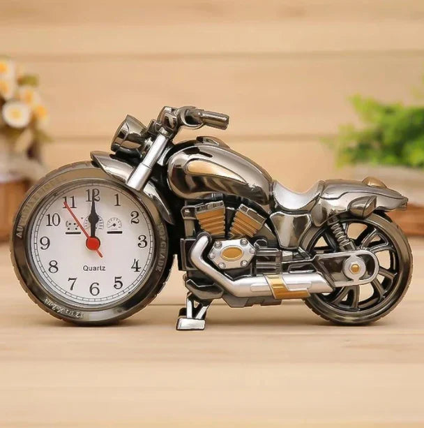 Klassischer Retro Motorrad-Wecker in Silber, perfekt für Biker und Vintage-Liebhaber, stilvolle Heimdekoration.