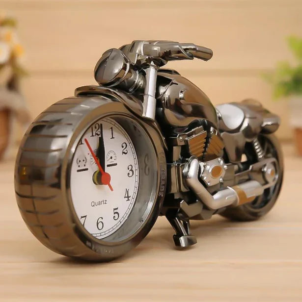 Vintage Motorrad-Uhr als Wecker, detailreiche Dekoration und einzigartige Geschenkidee für Motorrad-Fans.