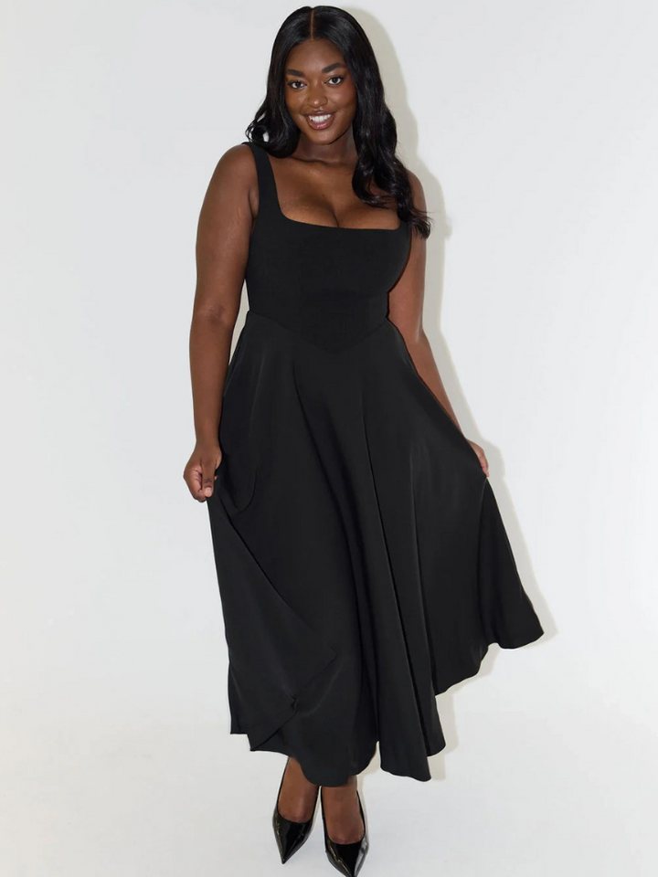 Weißes feminines Midi-Kleid für Damen, ideales Sommerkleid und stilvolle Abendgarderobe.