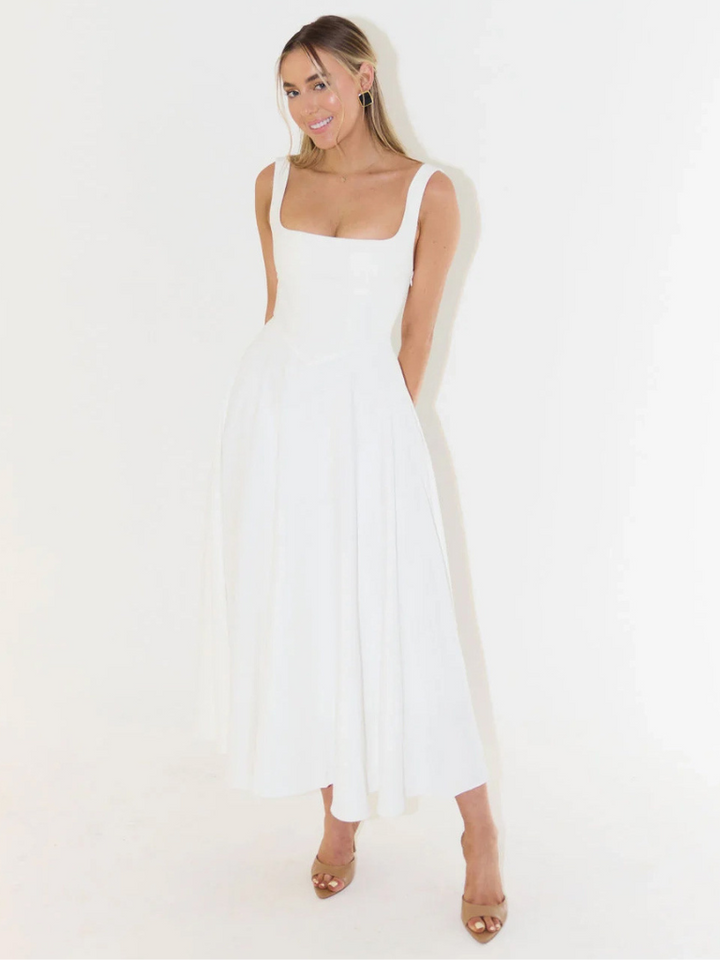 Rotes Damenkleid im Midi-Schnitt, ideales Partykleid und elegante Abendmode für Frauen.