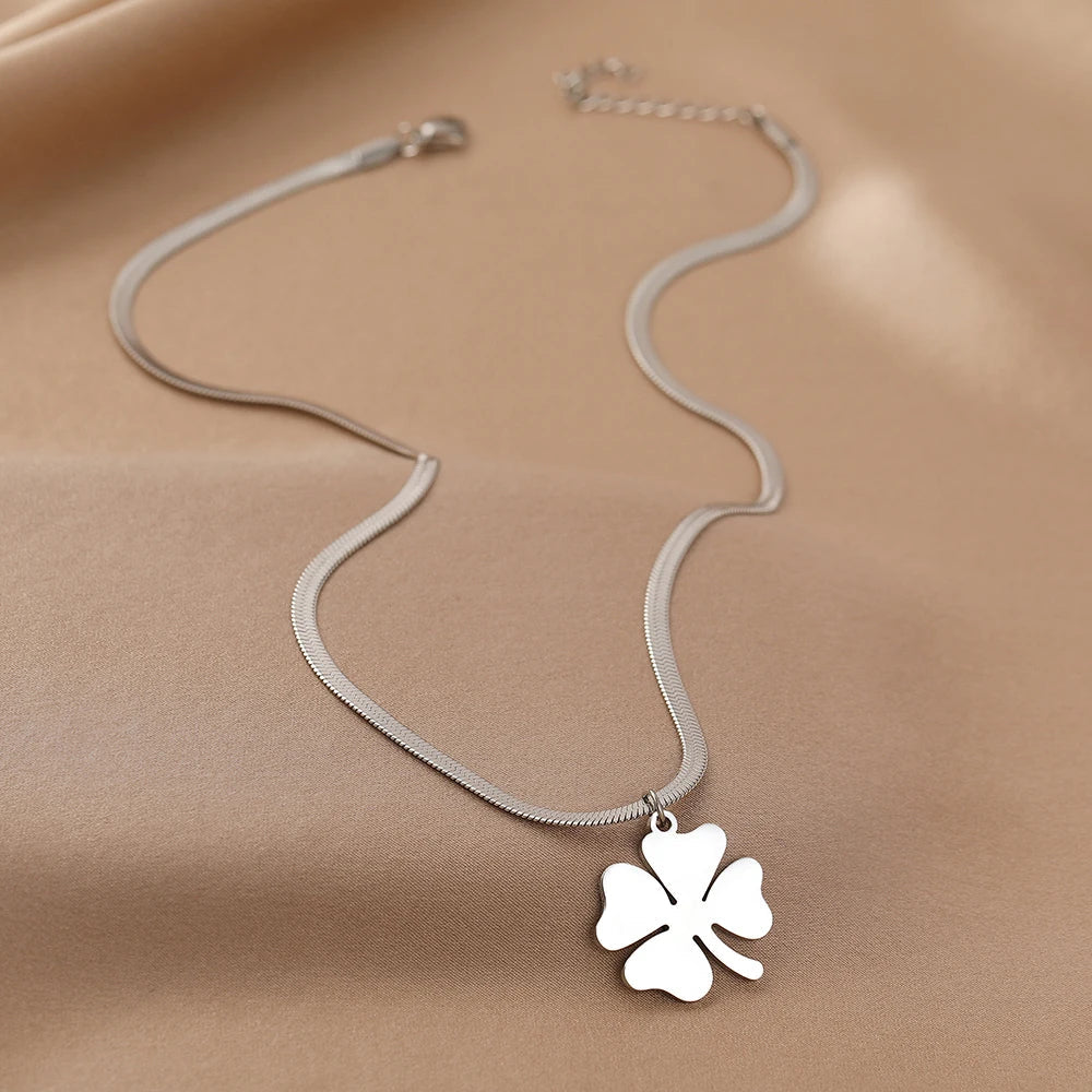 Schicke Damen Halskette mit Kleeblatt-Design, ideal für elegante, gotische oder Boho-Outfits.