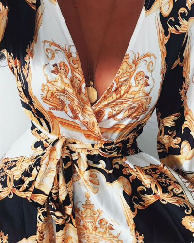 Frontansicht: Wunderschönes Damen Wickelkleid mit floralem Print, V-Ausschnitt & sexy Beinschlitz.
