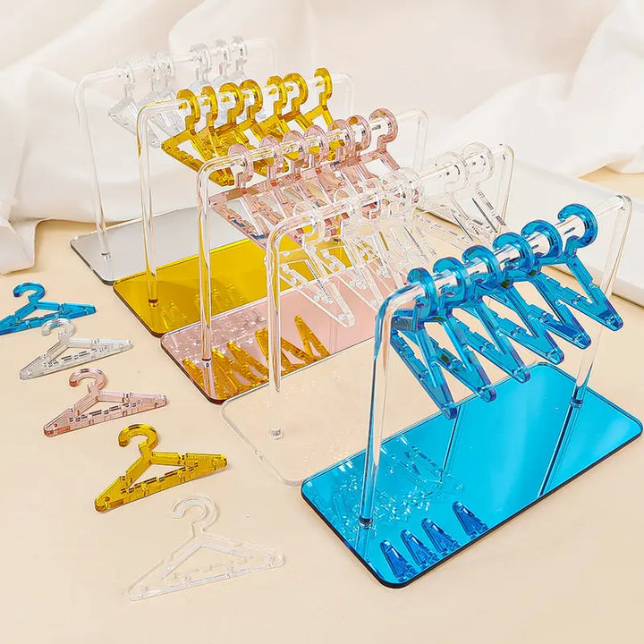 Set aus 8 transparenten Acryl-Dreieck-Schmuckdisplays. Ideal für kleine Ohrringe & filigrane Ketten.