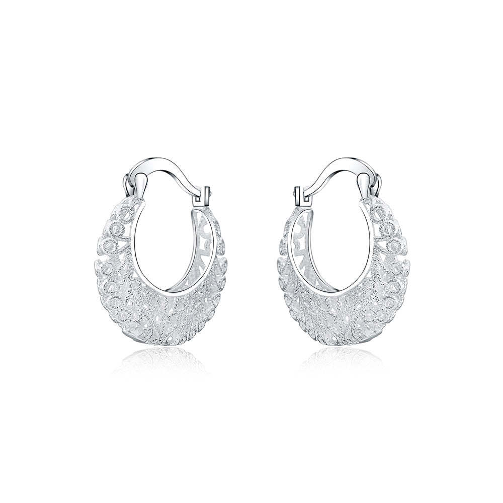 Zierliche Blumen-Creolen aus hochwertigem 925er Sterlingsilber für Damen. Zeitloser hypoallergener Ohrschmuck.