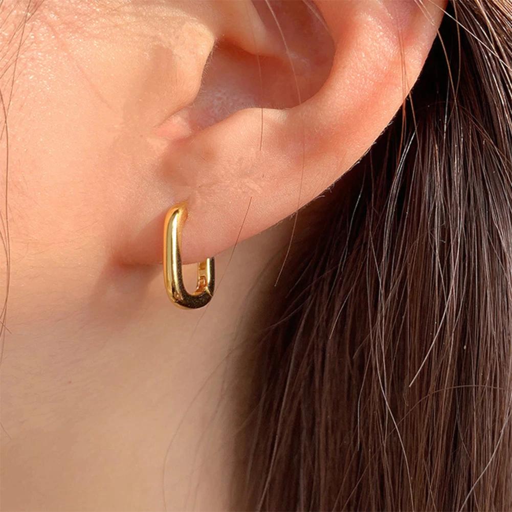 Elegante Damen Ohrstecker aus Silber, geometrisch oval, modern. Hypoallergener Edelstahlschmuck für besondere Anlässe.