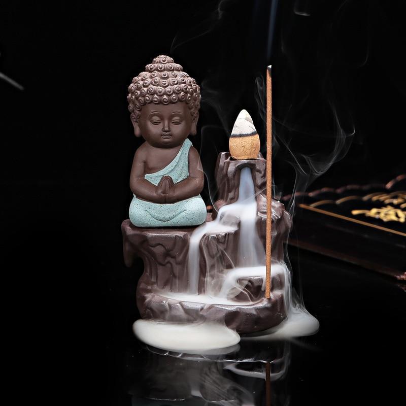 Friedliches Buddha Rückfluss Räuchergefäß, perfekt für Aromatherapie und Momente der Ruhe.