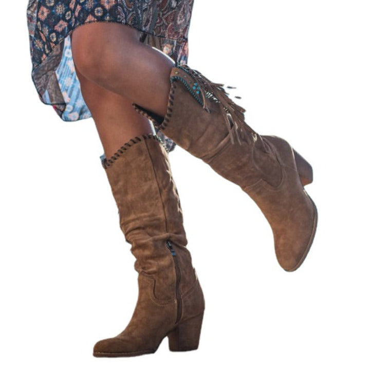 Klassische kniehohe Westernstiefel für Damen. Moderner Cowboy-Stil, stabiler Blockabsatz & bequeme Passform.