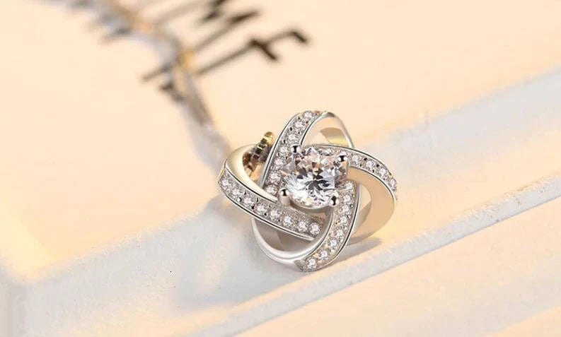 Damenhalskette: 925er Sterling Silber mit glitzerndem Glücksklee-Anhänger, Zirkonia-Kristalle. Perfektes edles Geschenk.