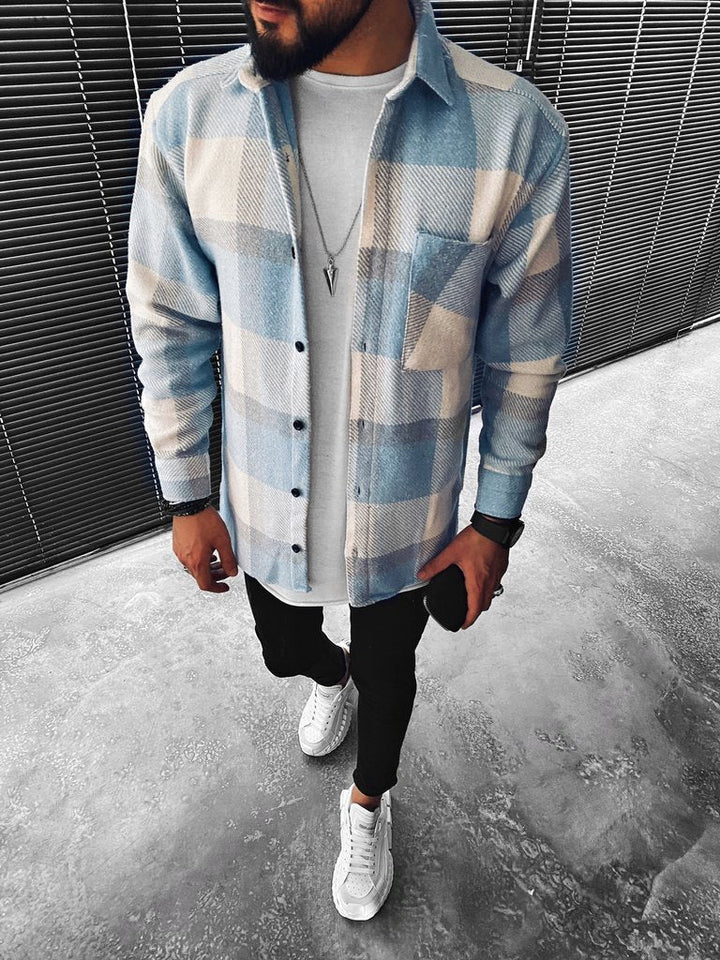 Mann trägt das warme Herrenhemd Lars für stilvolle, gemütliche Tage. Lässige Herrenmode für den Winter.