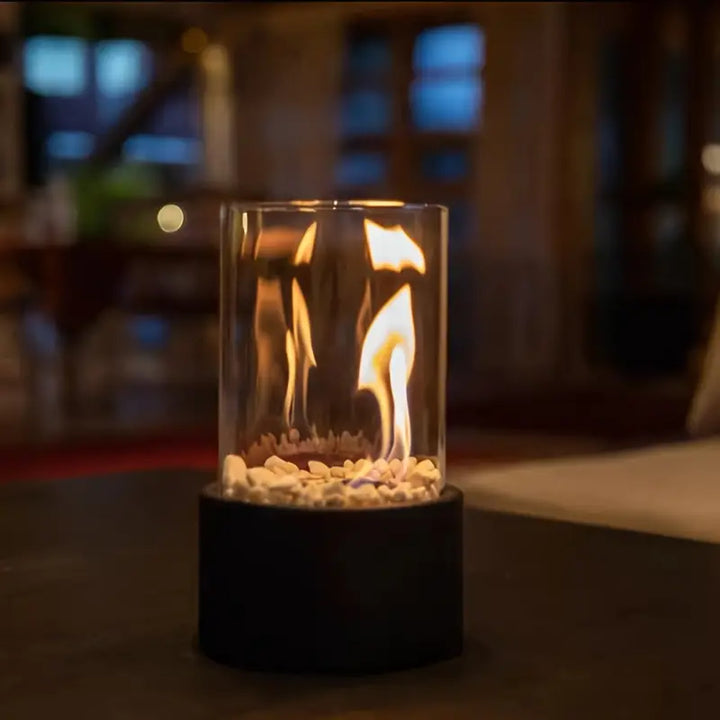 Kleine rauchfreie Bio-Ethanol Tisch-Feuerstelle mit elegantem Design für gemütliche Stunden. Leicht & tragbar.