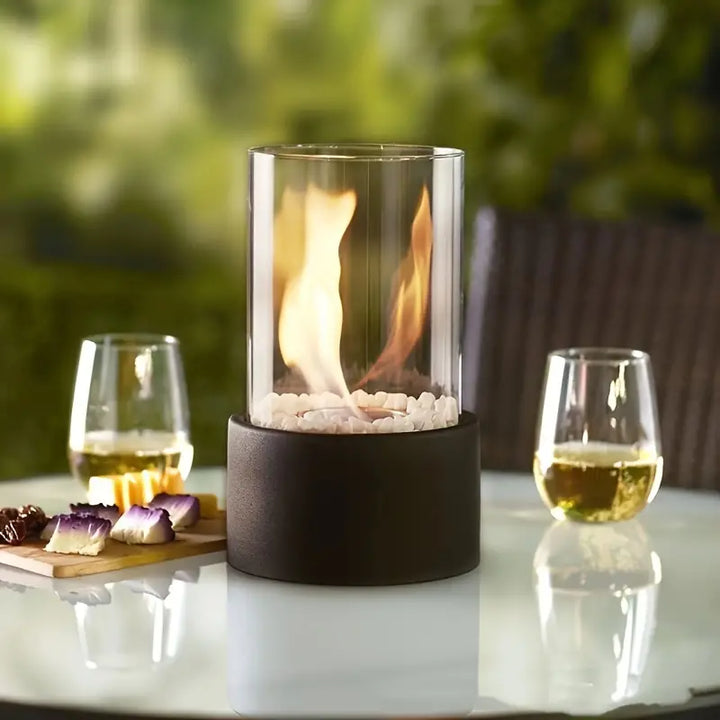 Moderne Bio-Ethanol Tisch-Feuerstelle mit klarem Design. Ideal für drinnen & draußen, rauchfreie Wärme.
