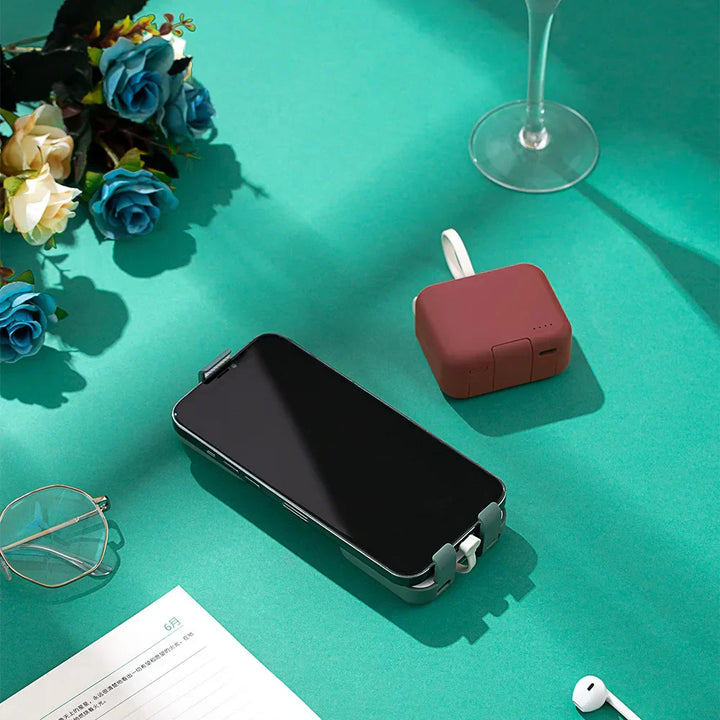 Grüne PowerPocket Powerbank: kompaktes Schnellladegerät für Smartphones, ideal für Reise & unterwegs.