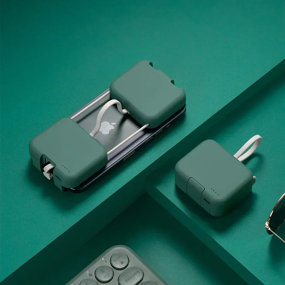 Lila Powerbank PowerPocket, mobiler externer Akku mit Typ-C Anschluss für schnelles Laden von Handys.