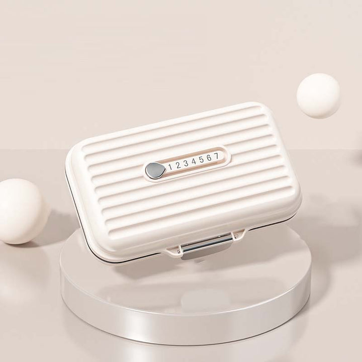 Kompakte, tragbare Mini-Pillenbox zur sicheren Medikamentenorganisation unterwegs; ideal für Reisen und tägliche Nutzung.
