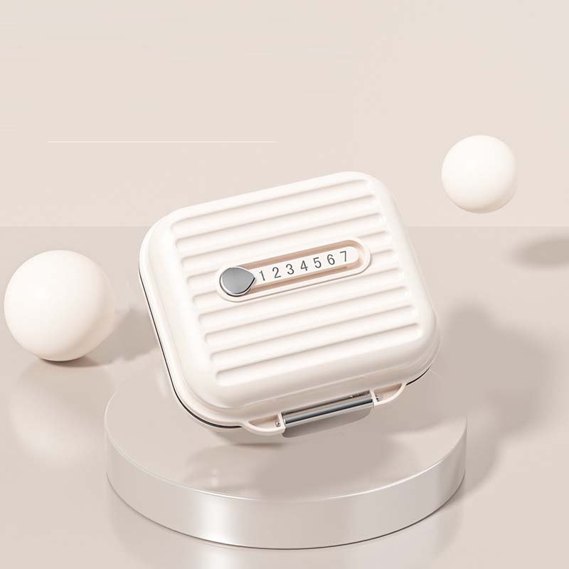 Kompakte Pillenbox in Weiß, ideal für unterwegs und zur sicheren Organisation täglicher Medikamente.