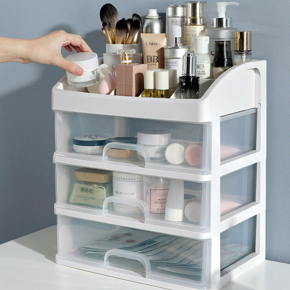 Praktischer Kosmetik Organizer schafft Ordnung. Transparente Kosmetikbox für effiziente Make-up Aufbewahrung.