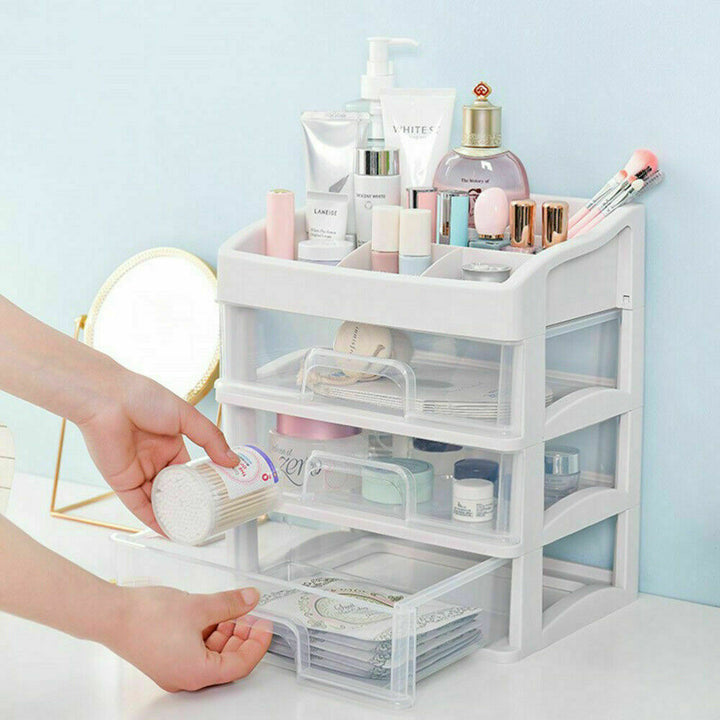 Klarer Kosmetik Organizer für Beauty Produkte. Bringt Ordnung in Ihre Make-up Sammlung auf dem Schminktisch.